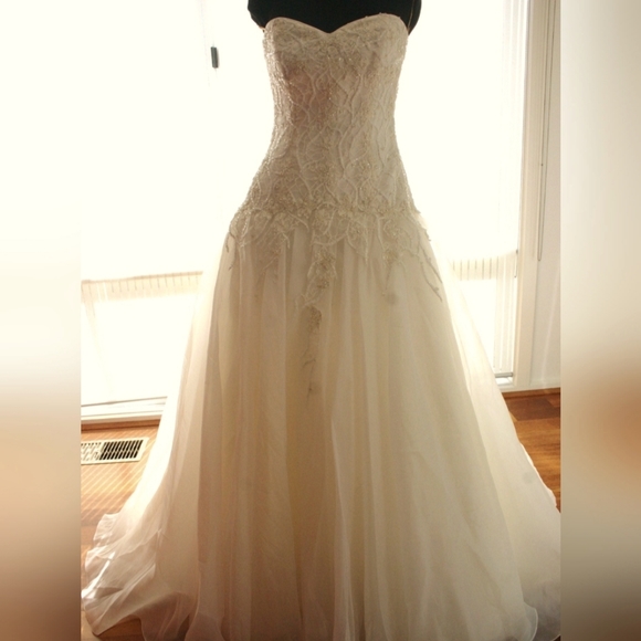Maggie Sottero Dresses & Skirts - Maggie Sottero Limited wedding dress, 12, sweetheart neckline,organza & beading